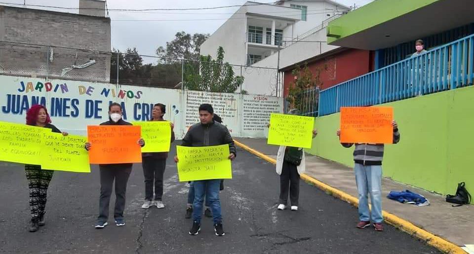 Padres de familia abogan por conserje y piden la destitución de